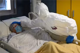 Nhân viên y tế chăm sóc bệnh nhân nhiễm COVID-19 tại bệnh viện ở Rome, Italy. (Ảnh: AFP/TTXVN)