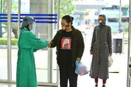 Bệnh nhân, người nhà bệnh nhân và khách được kiểm soát và kiểm tra bằng máy đo thân nhiệt tự động. Ảnh minh họa. (Ảnh: Minh Quyết/TTXVN)