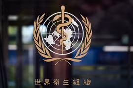 Biểu tượng Tổ chức Y tế Thế giới (WHO) tại trụ sở ở Geneva, Thụy Sĩ. (Ảnh: AFP/TTXVN)