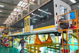 Công nhân làm việc bên trong một dây chuyền sản xuất ở Đường Sơn, tỉnh Hà Bắc, Trung Quốc. (Ảnh: THX/TTXVN)