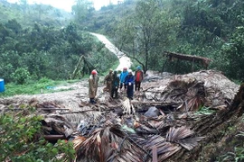 Mưa đá, giông lốc khiến căn nhà sàn 4 gian bị sập đổ hoàn toàn. (Ảnh: Minh Tâm/TTXVN)