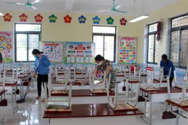 Giáo viên lau dọn toàn bộ phòng học, dụng cụ học tập để đón học sinh trở lại trường. Ảnh minh họa. (Ảnh: Đồng Thúy/TTXVN)