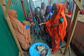 Trẻ em bị suy dinh dưỡng điều trị tại một trung tâm y tế ở ngoại ô Mogadishu, Somalia. (Ảnh: AFP/TTXVN)