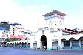 Chợ Bến Thành nổi tiếng Thành phố vắng vẻ trong ngày đầu tháng 4. (Ảnh: Xuân Khu/TTXVN)