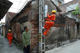 Công nhân Tổng Công ty Điện lực Hà Nội vận hành cung cấp điện cho các phụ tải trên địa bàn. (Ảnh: Ngọc Hà/TTXVN)