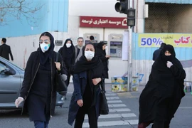 Người dân đeo khẩu trang phòng lây nhiễm COVID-19 tại Tehran, Iran. (Ảnh: AFP/TTXVN)