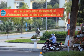 Băngrôn tuyên truyền, hướng dẫn người dân phòng, chống dịch COVID-19 trên đường Mê Linh, thành phố Vĩnh Yên. (Ảnh: Hoàng Hùng/TTXVN)