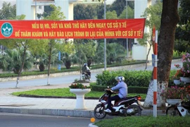 Băngrôn tuyên truyền, hướng dẫn người dân phòng, chống dịch COVID-19 trên đường Mê Linh, thành phố Vĩnh Yên. (Ảnh: Hoàng Hùng/TTXVN)
