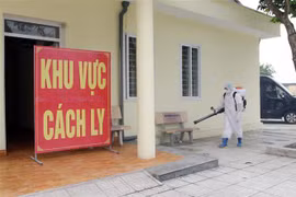Lực lượng chức năng phun khử trùng một khu cách ly. Ảnh minh họa. (Ảnh: Quân Trang/TTXVN)
