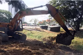 Các nhà thầu thi công triển khai mở rộng đường tạm. (Ảnh: Tiến Lực/TTXVN)