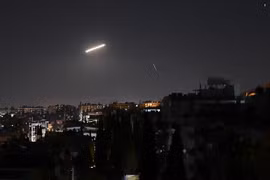 Tên lửa phòng không của Syria đánh chặn một vụ tấn công bằng tên lửa trên bầu trời Damascus. (Ảnh: THX/TTXVN)