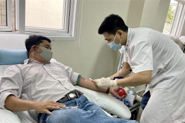 Người tham gia hiến máu trong mùa dịch COVID-19. (Ảnh: Mai Trang/TTXVN)
