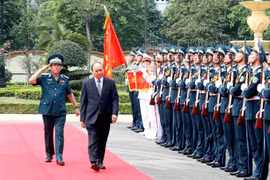 Thủ tướng Nguyễn Xuân Phúc duyệt đội danh dự. (Ảnh: Thống Nhất/TTXVN)