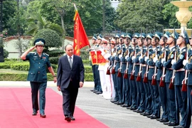 Thủ tướng Nguyễn Xuân Phúc duyệt đội danh dự. (Ảnh: Thống Nhất/TTXVN)