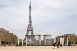 Cảnh sát tuần tra tại Paris, Pháp khi lệnh phong tỏa toàn quốc do dịch COVID-19 được ban bố. (Ảnh: THX/TTXVN)