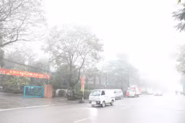 Sương mù trên phố tại quận Cầu Giấy. (Ảnh: Văn Điệp/TTXVN)