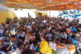 Người di cư tại trại tị nạn Ganzour, Libya, sau khi phải rời bỏ nhà cửa tránh xung đột ở Tripoli. (Ảnh: AFP/TTXVN)