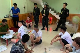 Lực lượng công an Quảng Bình khám xét một tụ điểm cho vay lãi nặng tại thành phố Đồng Hới, tỉnh Quảng Bình. (Ảnh: Trần Tuấn/TTXVN phát)