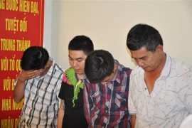 Các đối tượng tại trụ sở công an. (Ảnh: TTXVN phát)