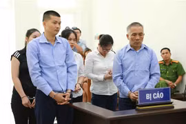 Các bị cáo khai báo trước tòa. (Ảnh: Doãn Tấn/TTXVN)