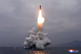 Vụ thử tên lửa đạn đạo kiểu mới Pukguksong-3 từ tàu ngầm của Triều Tiên ở ngoài khơi Vịnh Wonsan ngày 2/10. (Ảnh: AFP/TTXVN)