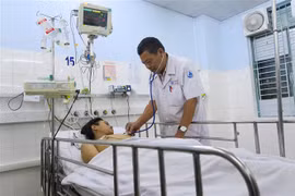 Điều trị cho bệnh nhi bị viêm cơ tim. (Ảnh: Đinh Hằng/TTXVN)