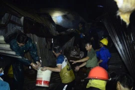 Lực lượng chữa cháy và người dân khắc phục hậu quả một vụ cháy. Ảnh minh họa. (Ảnh: K GỬI H/TTXVN)