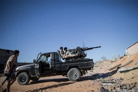 Lực lượng Chính phủ Đoàn kết Dân tộc Libya (GNA) trong cuộc đụng độ với lực lượng tự xưng Quân đội quốc gia Libya (LNA) tại Tripoli. (Ảnh: THX/TTXVN)