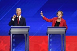 Cựu Phó Tổng thống Mỹ Joe Biden (trái) và thượng nghị sỹ bang Massachusetts Elizabeth Warren (phải) tại buổi tranh luận trực tiếp trên truyền hình lần thứ 3 ở Houston, bang Texas. (Ảnh: AFP/TTXVN)