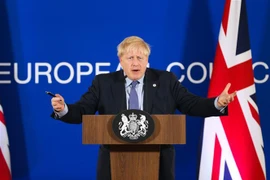 Thủ tướng Anh Boris Johnson phát biểu trong một cuộc họp báo tại Brussels, Bỉ. (Ảnh: THX/TTXVN)