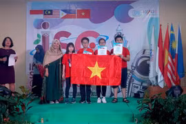 Bốn học sinh đoạt Huy chương Vàng trong Kỳ thi. (Ảnh: Nguyễn Cúc/TTXVN phát)