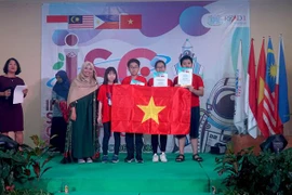 Bốn học sinh đoạt Huy chương Vàng trong Kỳ thi. (Ảnh: Nguyễn Cúc/TTXVN phát)