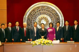 Chủ tịch Quốc hội Nguyễn Thị Kim Ngân với các đại biểu. (Ảnh: Trọng Đức/TTXVN)