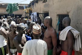 Những người đàn ông và thanh niên được giải cứu khỏi trường Hồi giáo. (Nguồn: Reuters)