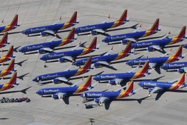 Các máy bay Boeing 737 Max của Hãng hàng không Southwest Airlines đỗ tại sân bay ở Victorville, bang California, Mỹ. (Ảnh: AFP/TTXVN)