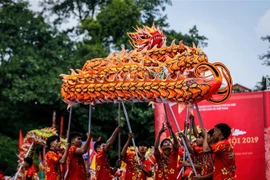 Phần thi mua rồng của đội Gia Lâm. (Ảnh: Trọng Đạt/TTXVN)