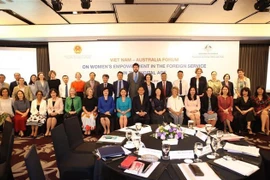 Các đại biểu chụp ảnh chung tại phiên khai mạc diễn đàn. (Ảnh: Dương Giang/TTXVN)