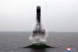 Vụ thử tên lửa đạn đạo kiểu mới Pukguksong-3 từ tàu ngầm của Triều Tiên ở ngoài khơi Vịnh Wonsan ngày 2/10. (Ảnh: AFP/TTXVN)