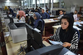 Nhân viên Ủy ban Bầu cử độc lập Afghanistan (IEC) làm việc tại trung tâm nhập dữ liệu bầu cử ở Kabul. (Ảnh: AFP/TTXVN)