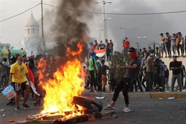 Người biểu tình bạo động trên đường phố ở Baghdad, Iraq. (Ảnh: THX/TTXVN)