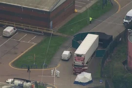 Lực lượng chức năng điều tra tại hiện trường phát hiện xe tải chở 39 thi thể ở Khu công nghiệp Waterglade của thị trấn Grays, hạt Essex, cách thủ đô London 32km về phía Đông. (Ảnh: PA/TTXVN)