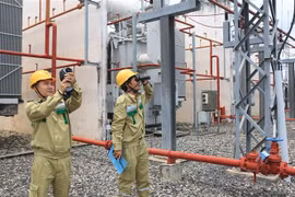 Công nhân Công ty Truyền tải Điện 4 kiểm tra, vận hành trạm biến áp 500kV Phú Mỹ. (Ảnh: Ngọc Hà/TTXVN)
