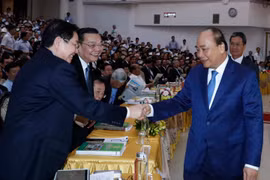 Thủ tướng Nguyễn Xuân Phúc dự Hội nghị toàn quốc tổng kết 10 năm Chương trình mục tiêu quốc gia xây dựng nông thôn mới. (Ảnh: Thống Nhất/TTXVN)