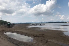 Mực nước sông Mekong xuống mức thấp nhất trong gần 100 năm qua. (Ảnh: Hữu Kiên/TTXVN)