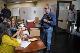 Cử tri bỏ phiếu tại điểm bầu cử ở Montevideo, Uruguay. (Ảnh: AFP/TTXVN)