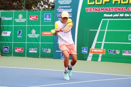 Pha đánh bóng của tay vợt Nguyễn Minh Nhật (Hưng Thịnh). (Ảnh: Tiến Lực/TTXVN)