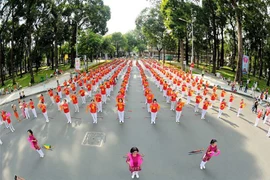 Hội thao Đồng diễn Thể dục dưỡng sinh dành cho người cao tuổi cấp thành phố năm 2019. (Ảnh: Thanh Vũ/TTXVN)