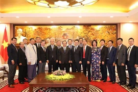 Phó Chủ tịch UBND Thành phố Hà Nội Nguyễn Thế Hùng và ông Tosho Matsuo chụp ảnh lưu niệm với các đại biểu. (Ảnh: Văn Điệp/TTXVN)