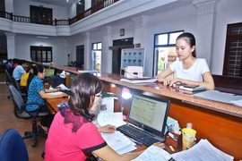 Khách đến giao dịch tại Kho bạc Nhà nước Quảng Bình. (Ảnh: Minh Quyết/TTXVN)
