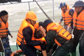 Chiến sỹ Bộ Tư lệnh Vùng Cảnh sát biển 1 cứu các thuyền viên của tàu Thành Công 999 tại hiện trường. (Ảnh: TTXVN phát)